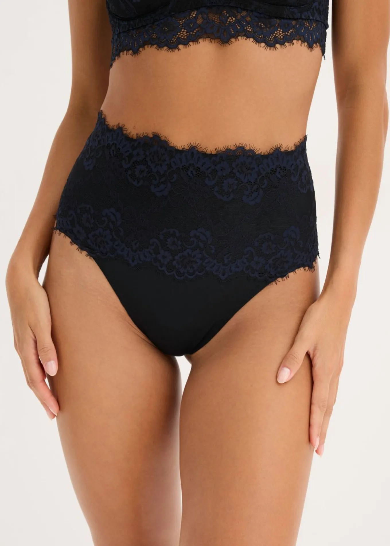 Tanga con encaje y efecto moldeador medio