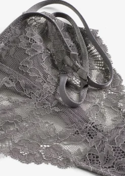 Tanga de encaje fino