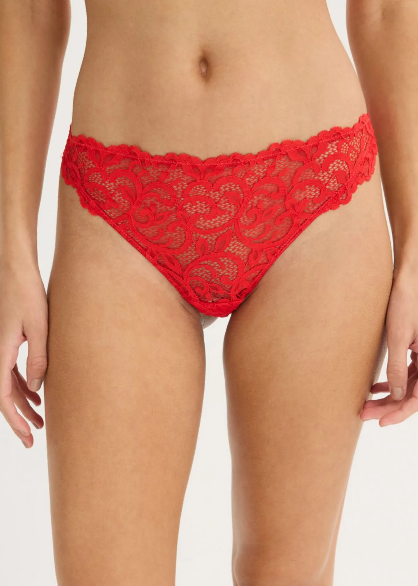 Tanga de encaje suave