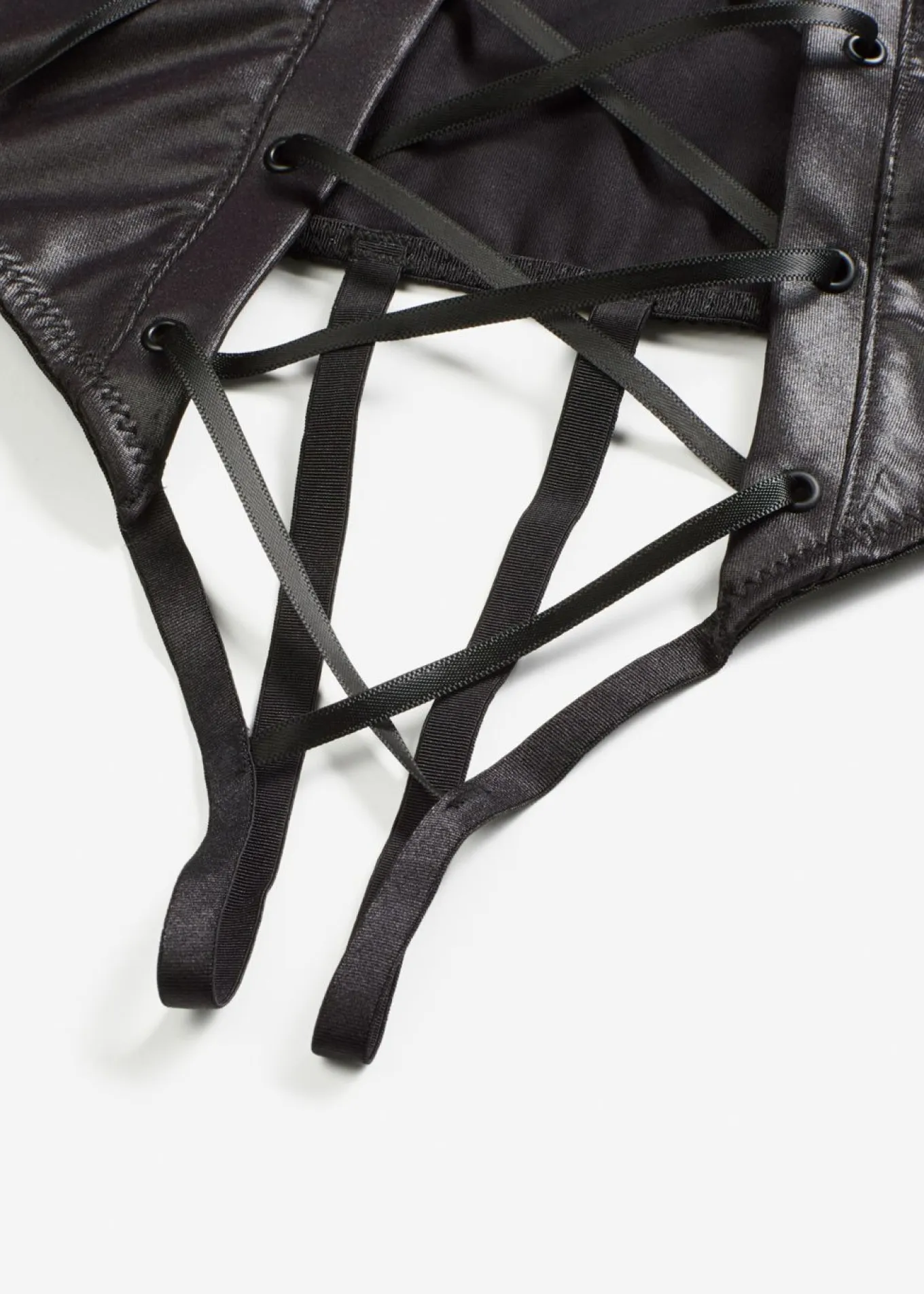 Tanga de talle alto con abertura