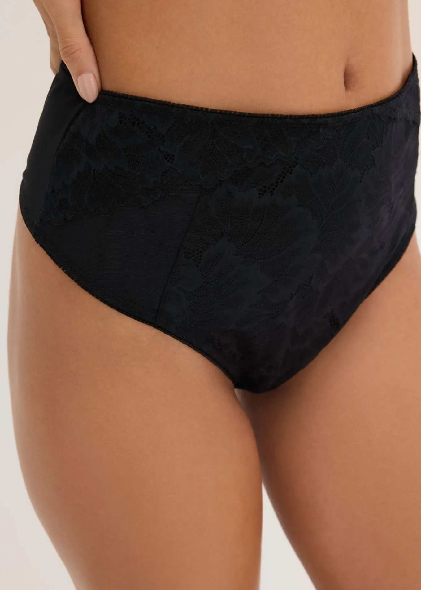 Tanga de talle alto con encaje delicado