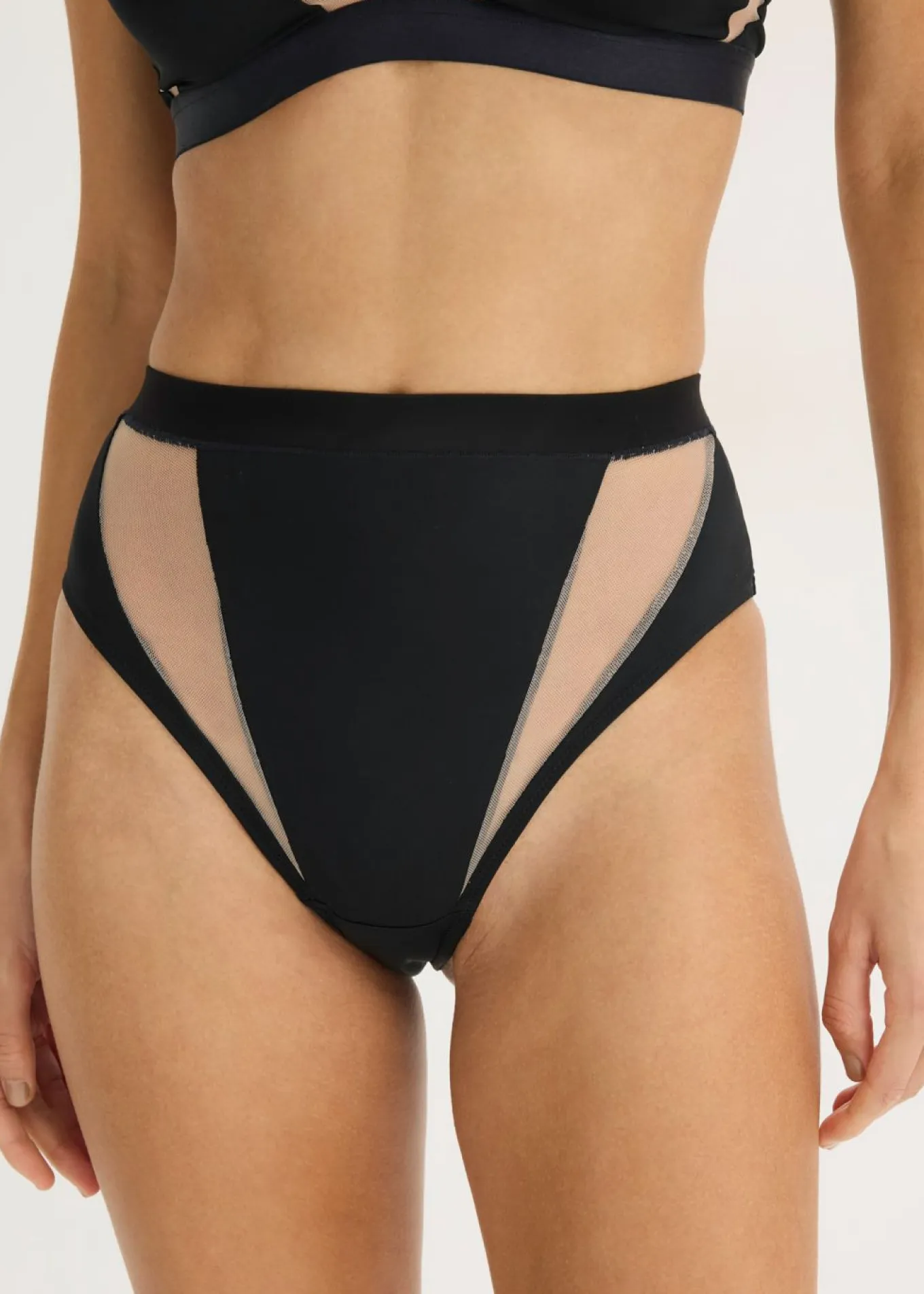 Tanga de talle alto con insertos transparentes