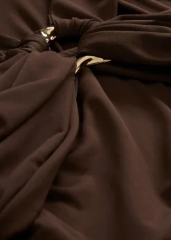 Top anudado al cuello con hebilla decorativa