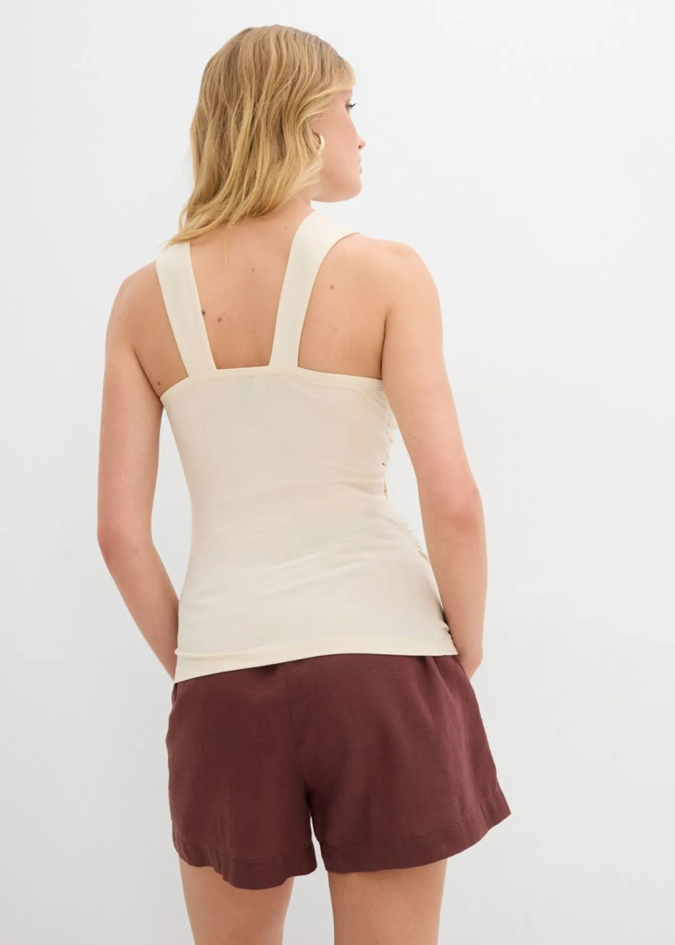 Top anudado al cuello con hebilla decorativa