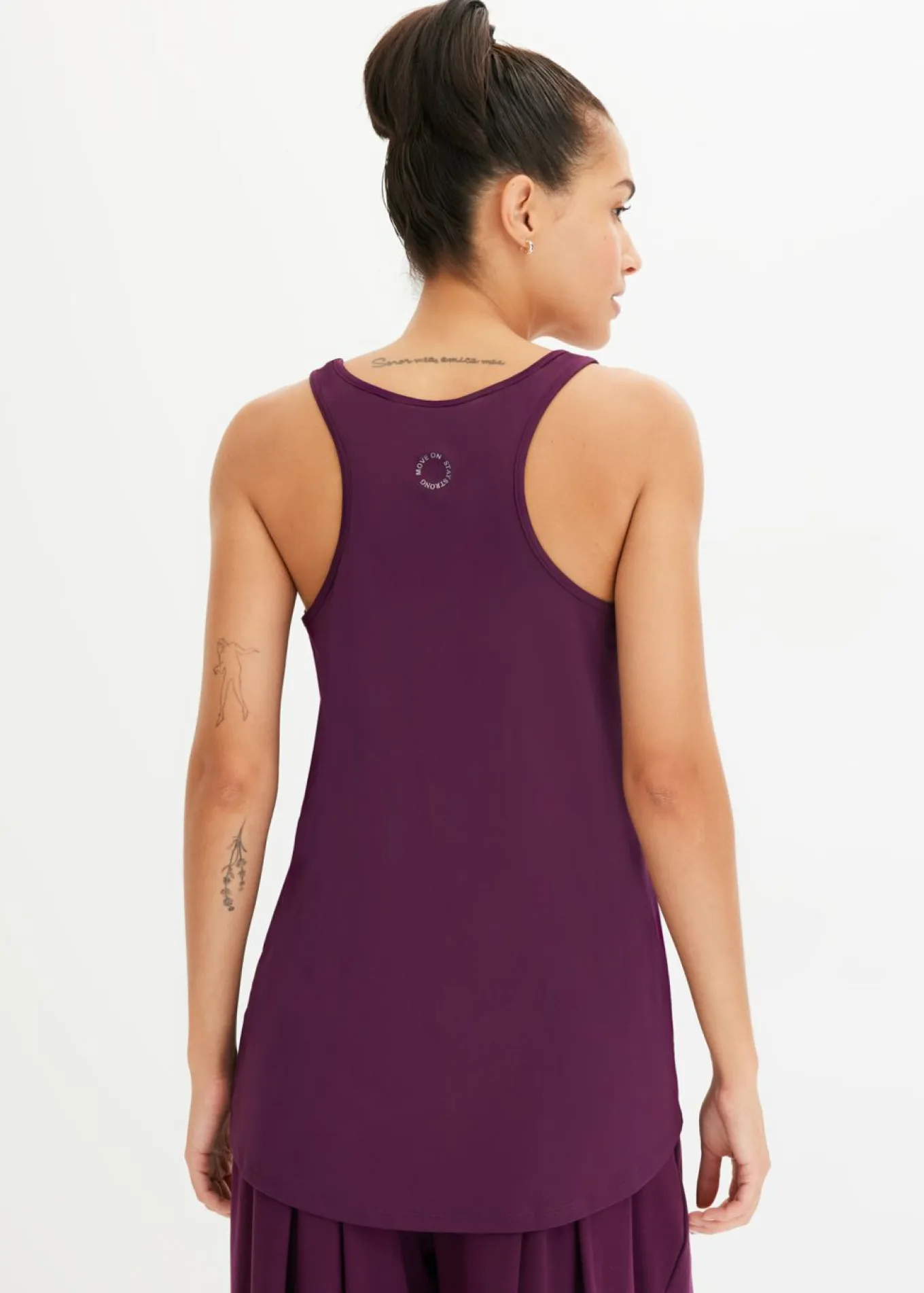 Top con espalda deportiva y material de secado rápido