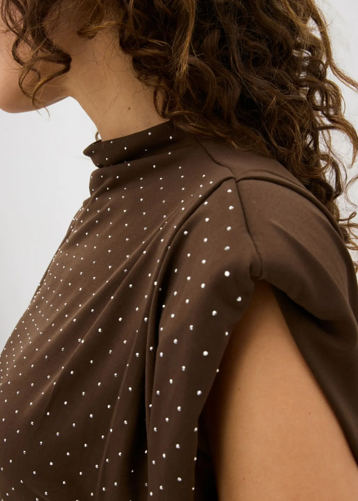 Top con piedras brillantes