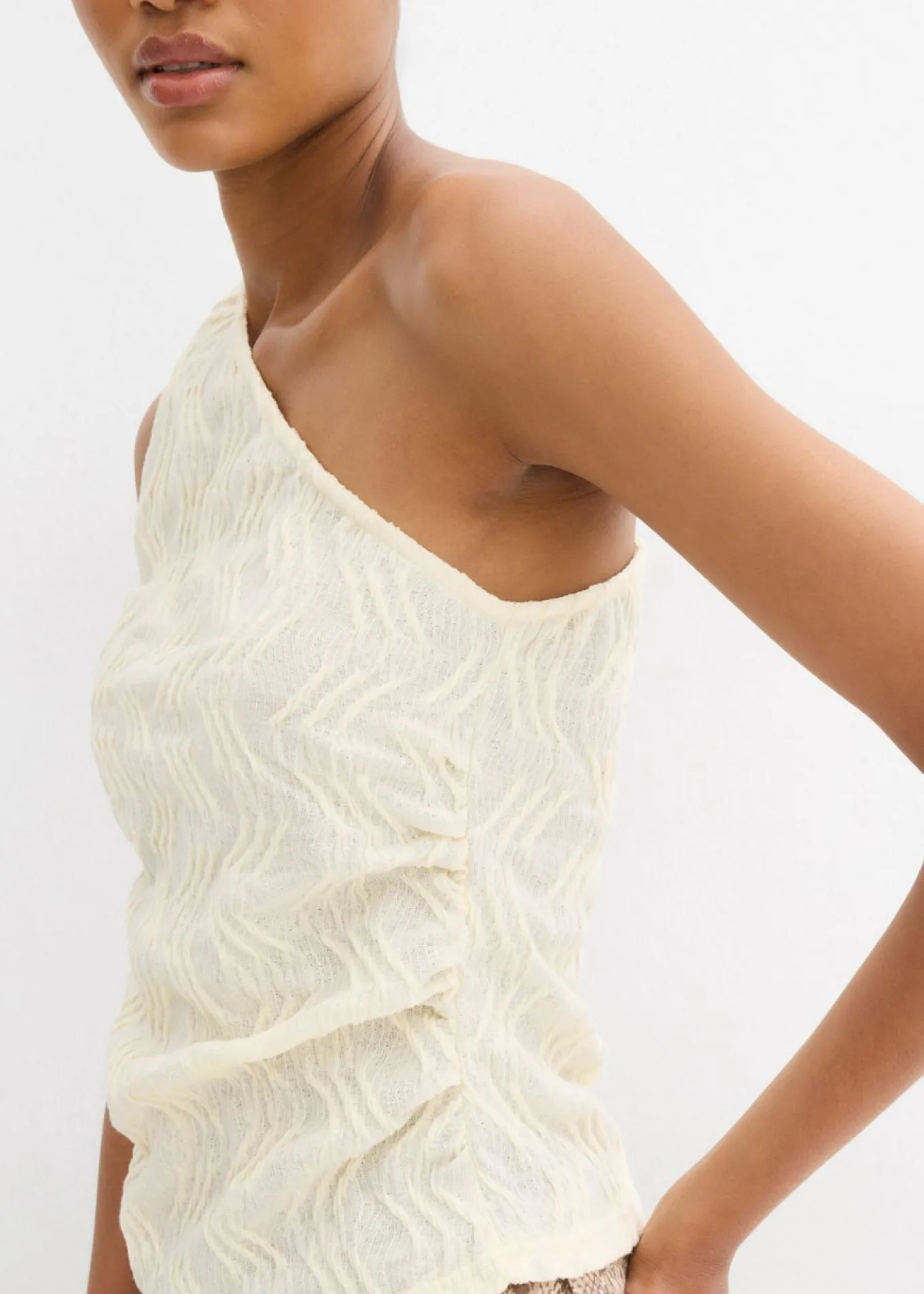 Top con un hombro al descubierto de aspecto estructurado