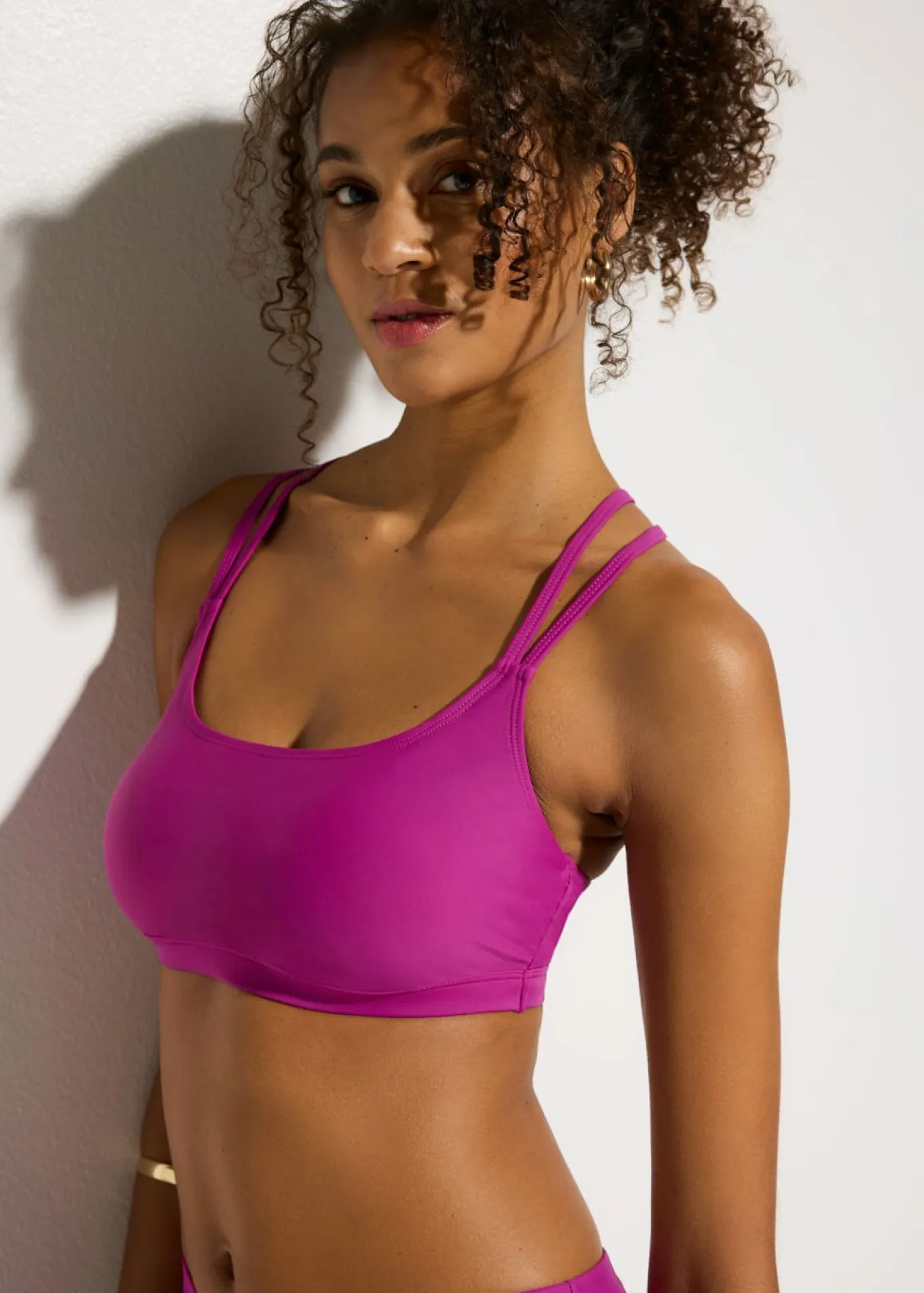 Top de bikini bustier con tirantes cruzados