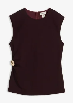 Top de crepé con hebilla decorativa