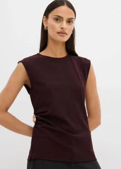 Top de crepé con hebilla decorativa