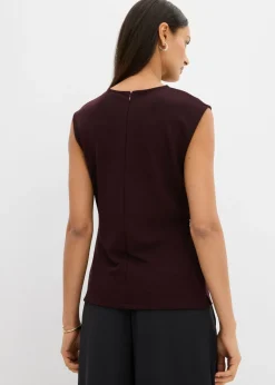 Top de crepé con hebilla decorativa