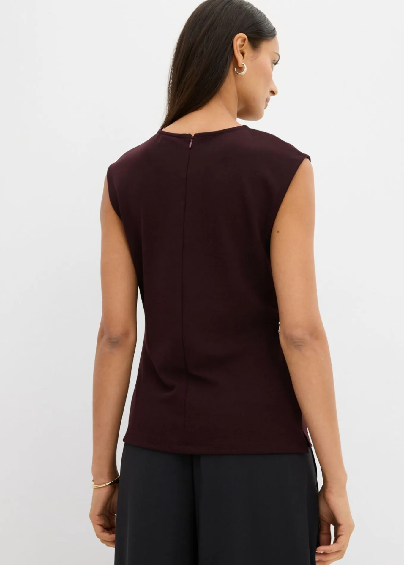 Top de crepé con hebilla decorativa