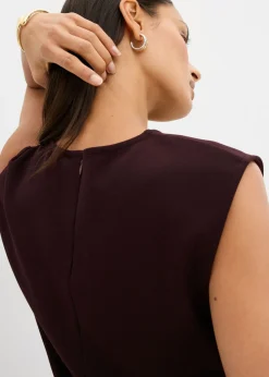 Top de crepé con hebilla decorativa