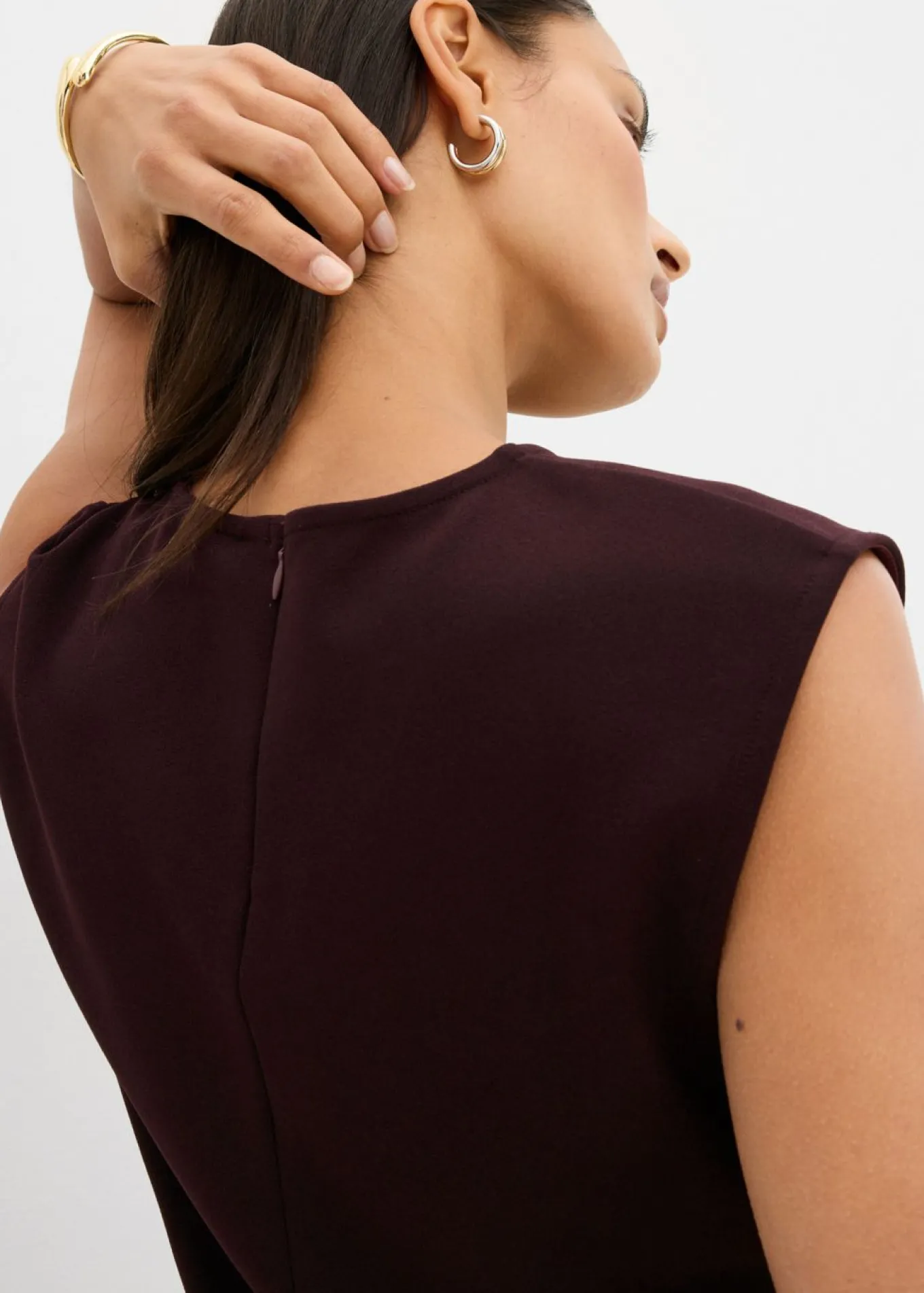 Top de crepé con hebilla decorativa