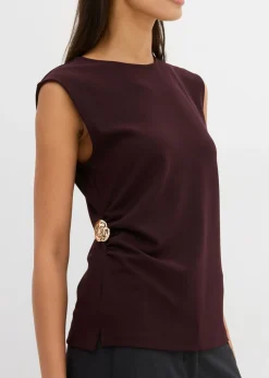 Top de crepé con hebilla decorativa