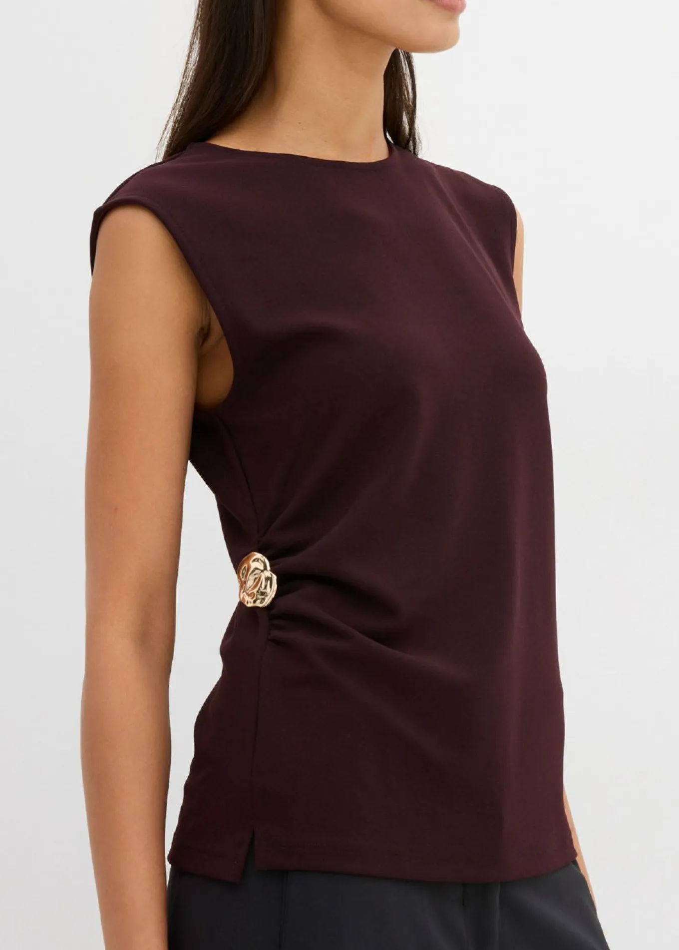 Top de crepé con hebilla decorativa