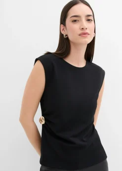 Top de crepé con hebilla decorativa