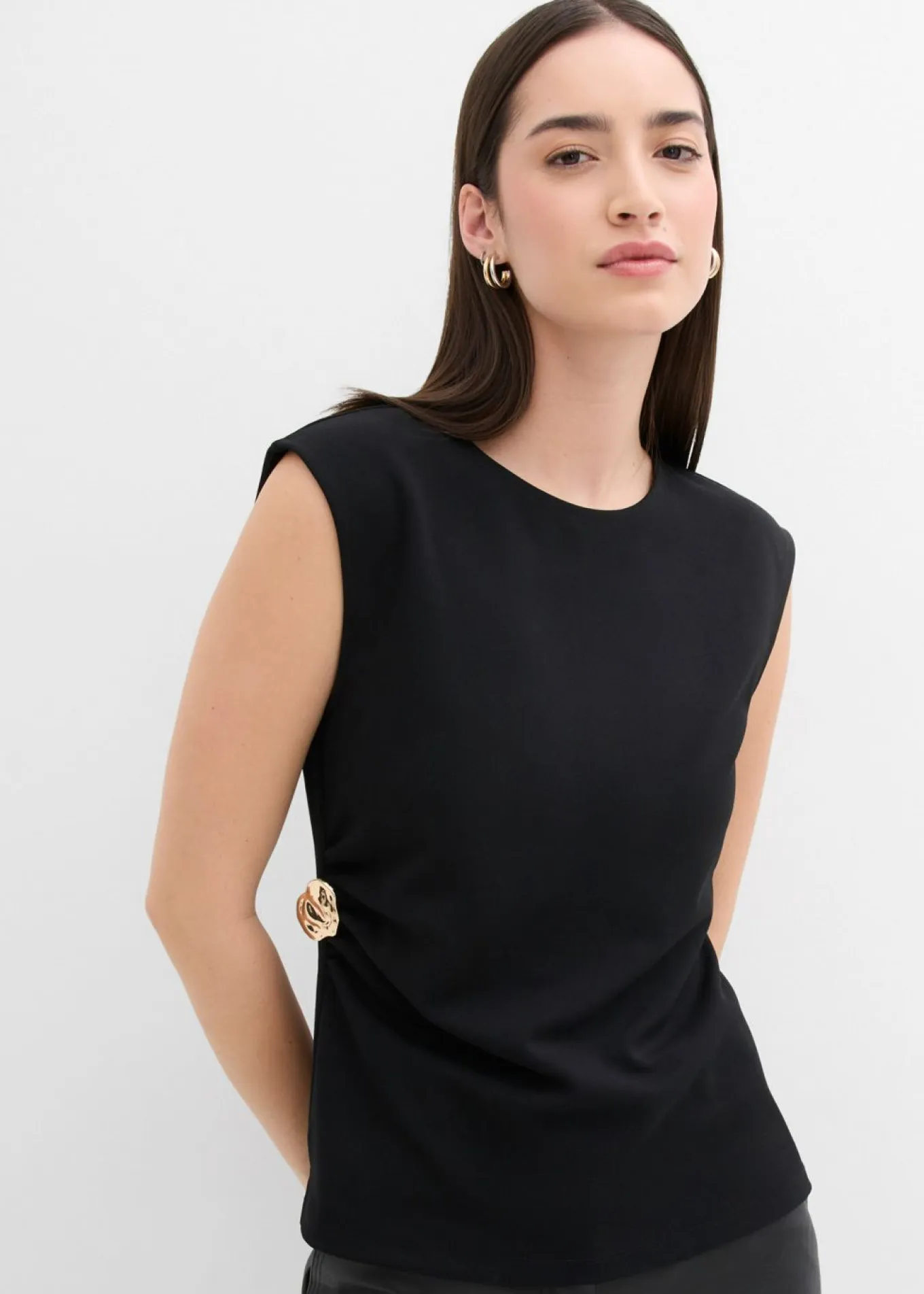 Top de crepé con hebilla decorativa