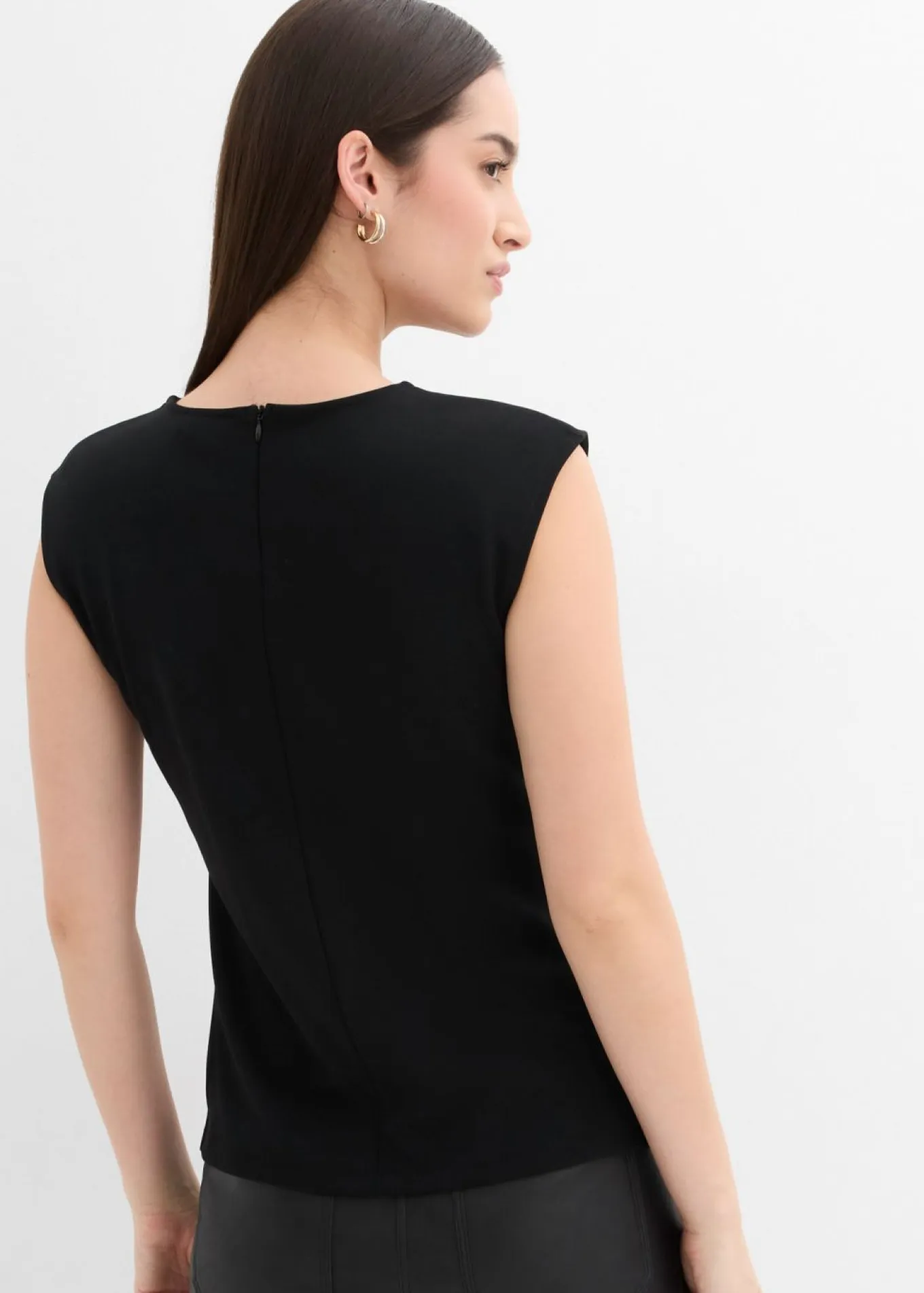 Top de crepé con hebilla decorativa