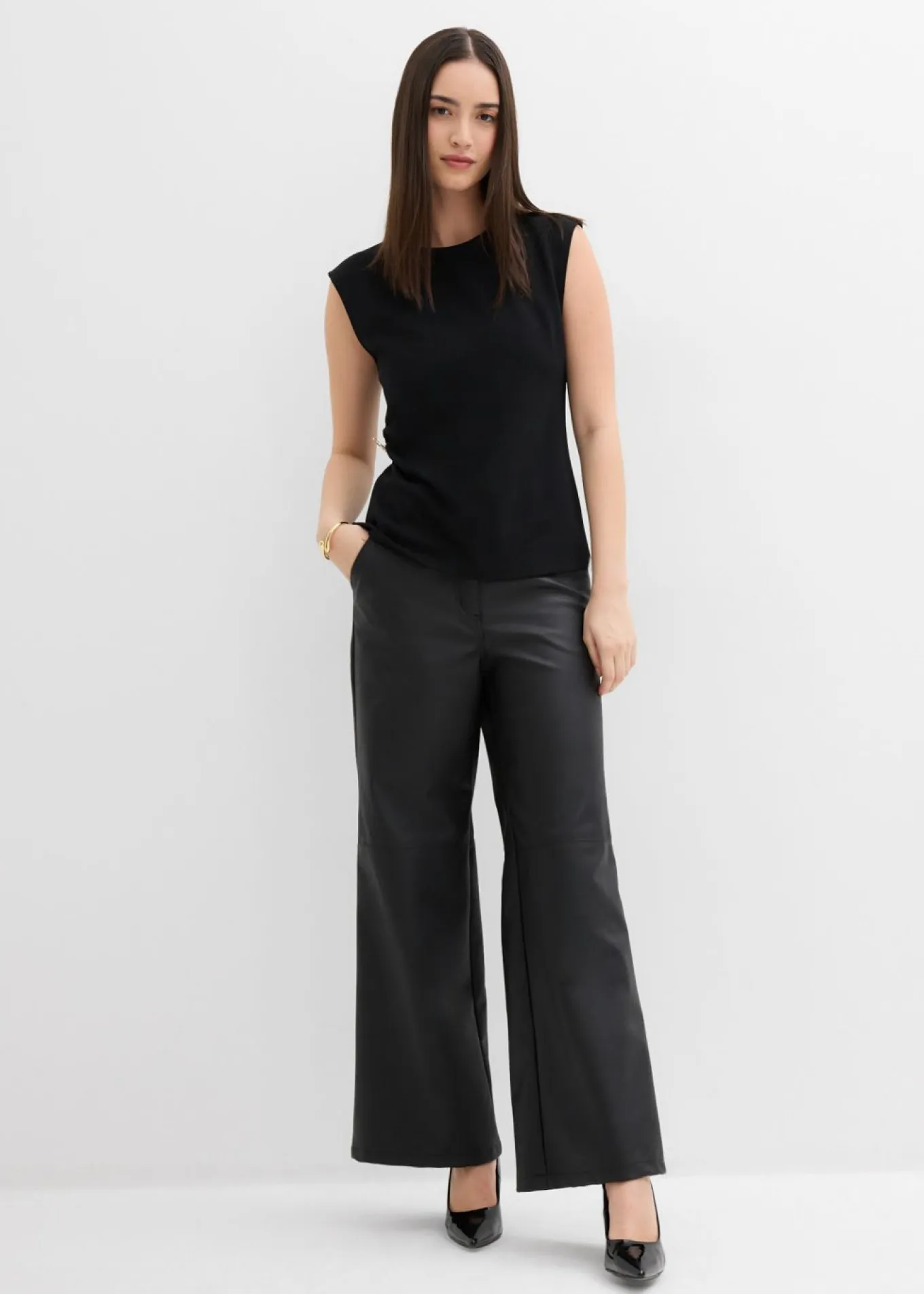 Top de crepé con hebilla decorativa