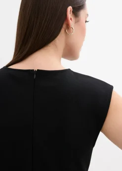 Top de crepé con hebilla decorativa