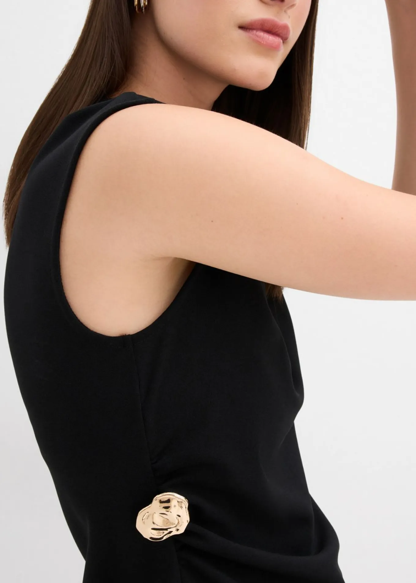 Top de crepé con hebilla decorativa
