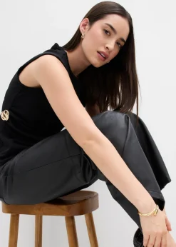Top de crepé con hebilla decorativa