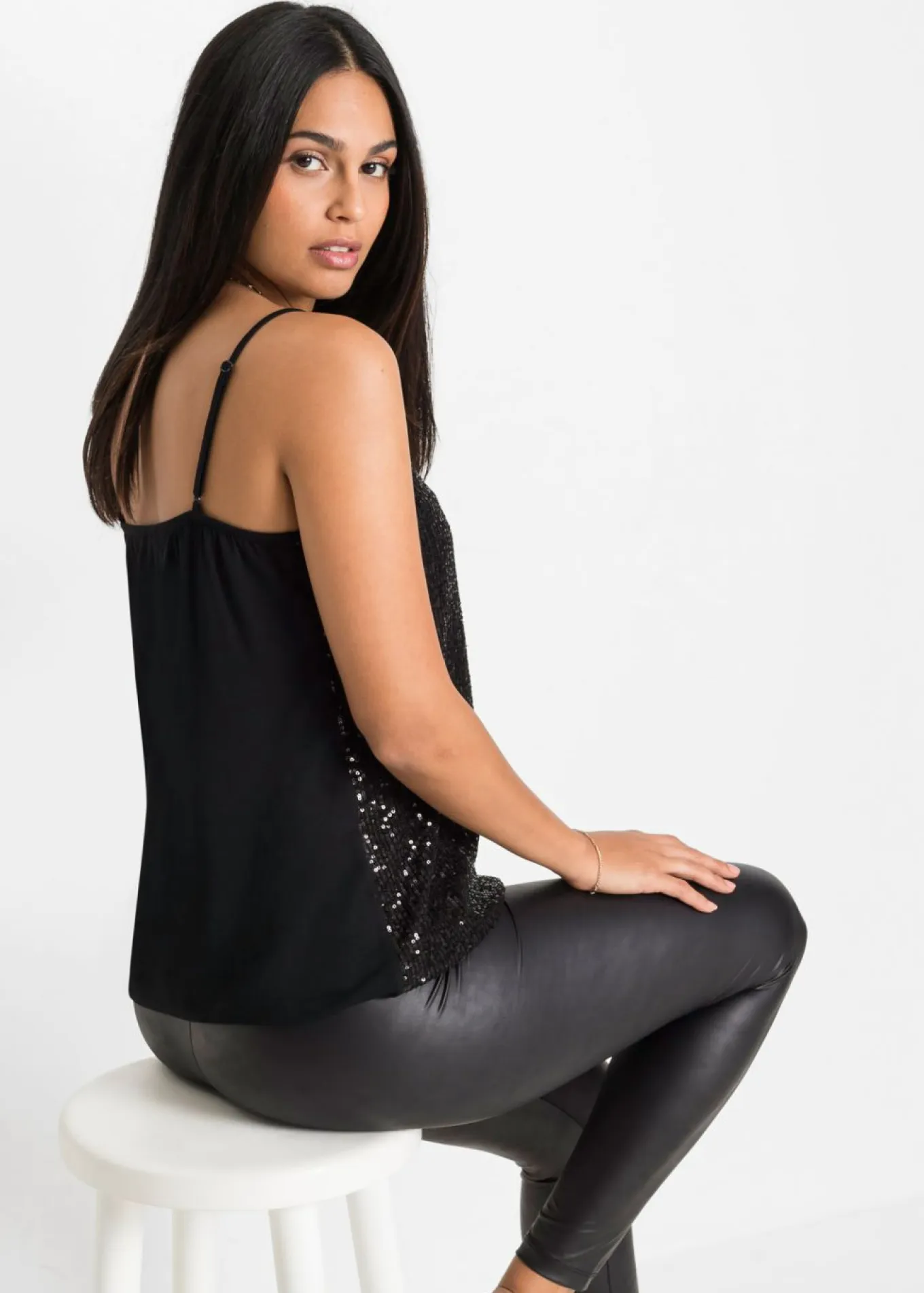 Top de mezcla de viscosa suave con tirantes finos y lentejuelas