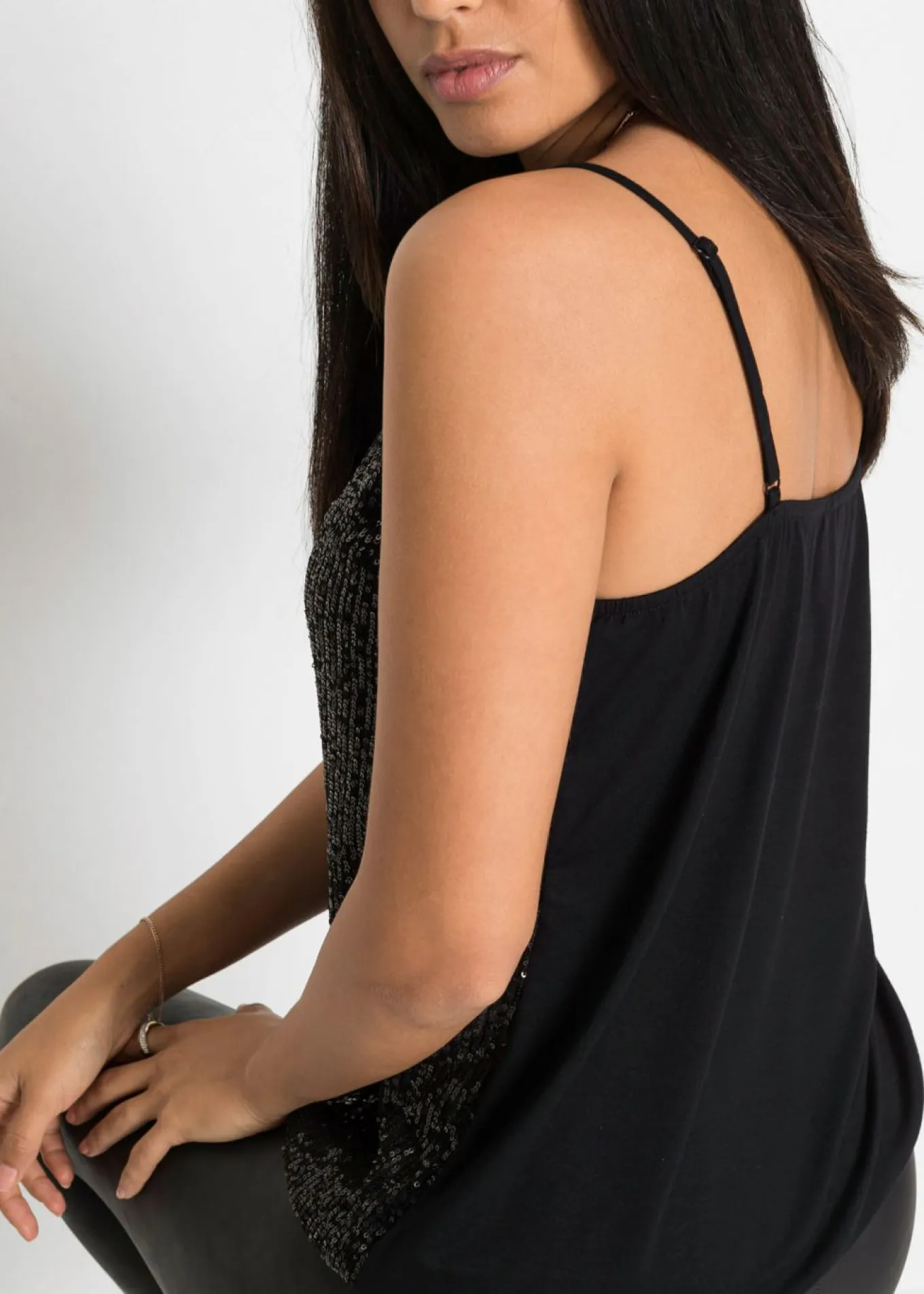 Top de mezcla de viscosa suave con tirantes finos y lentejuelas