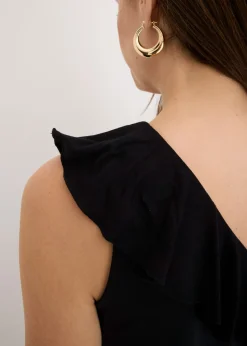 Top de mezcla de viscosa suave con un hombro al descubierto y volante decorativo