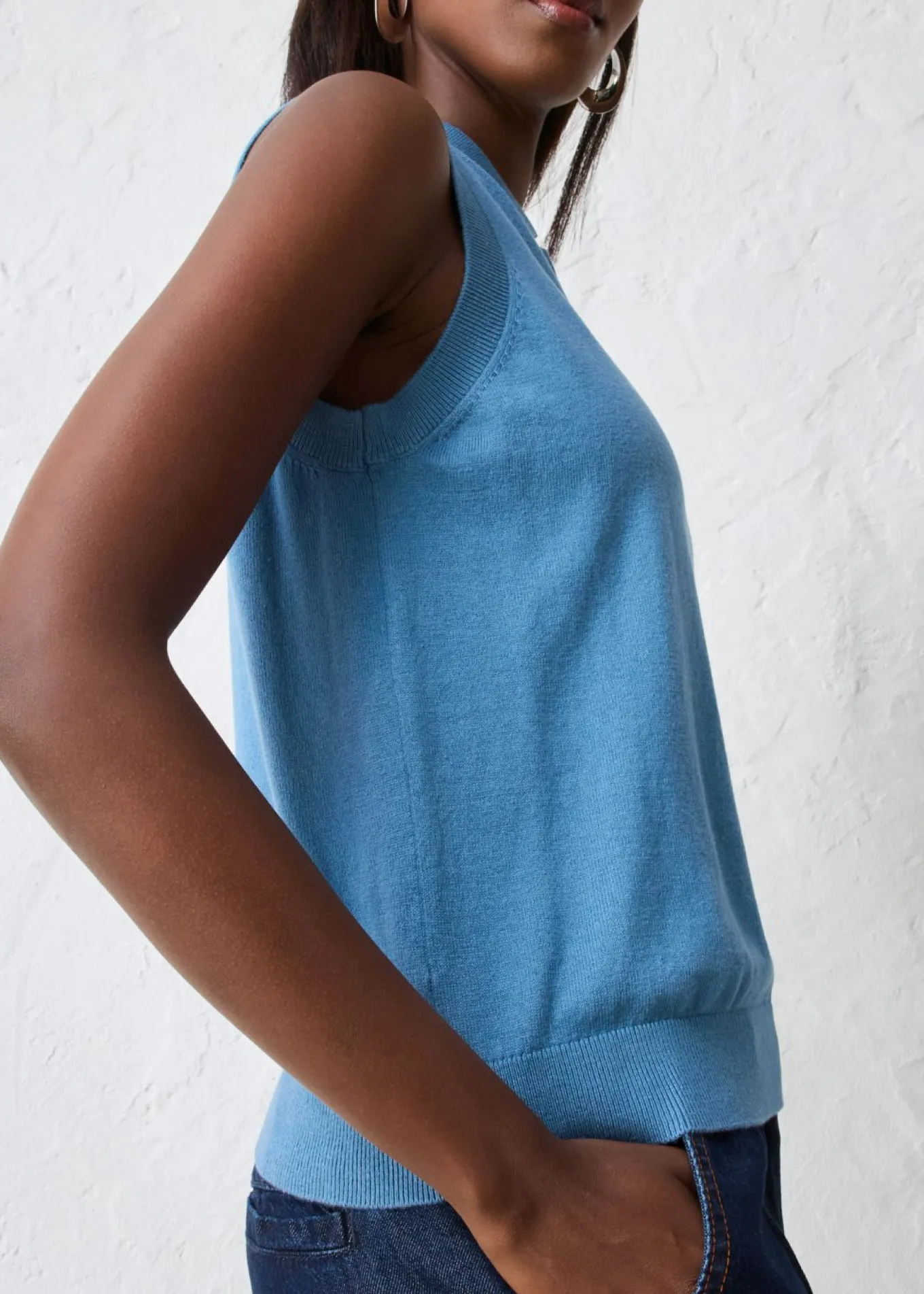 Top de punto fino con contenido de seda y cuello tipo polo
