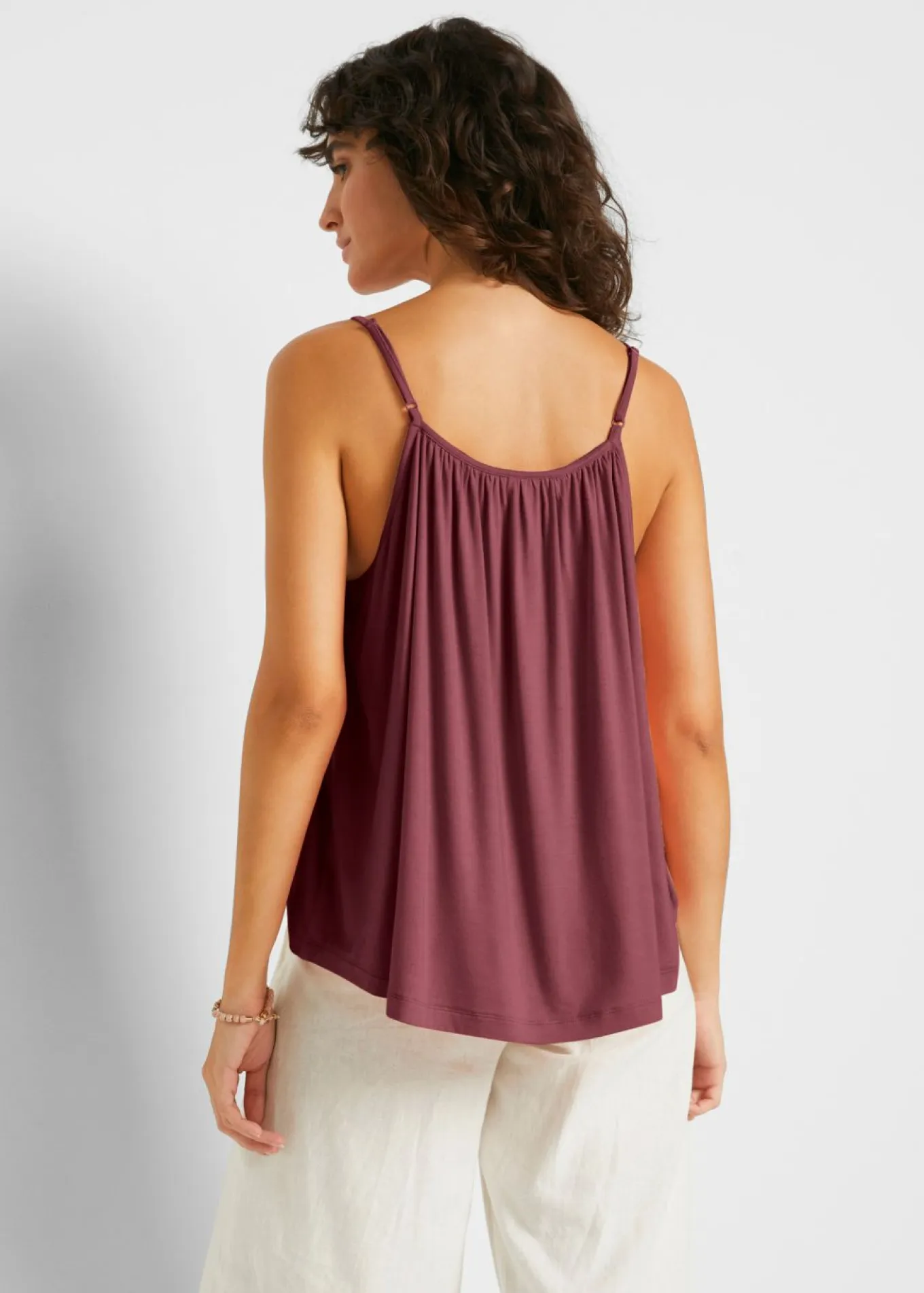 Top de viscosa fluida con tirantes finos