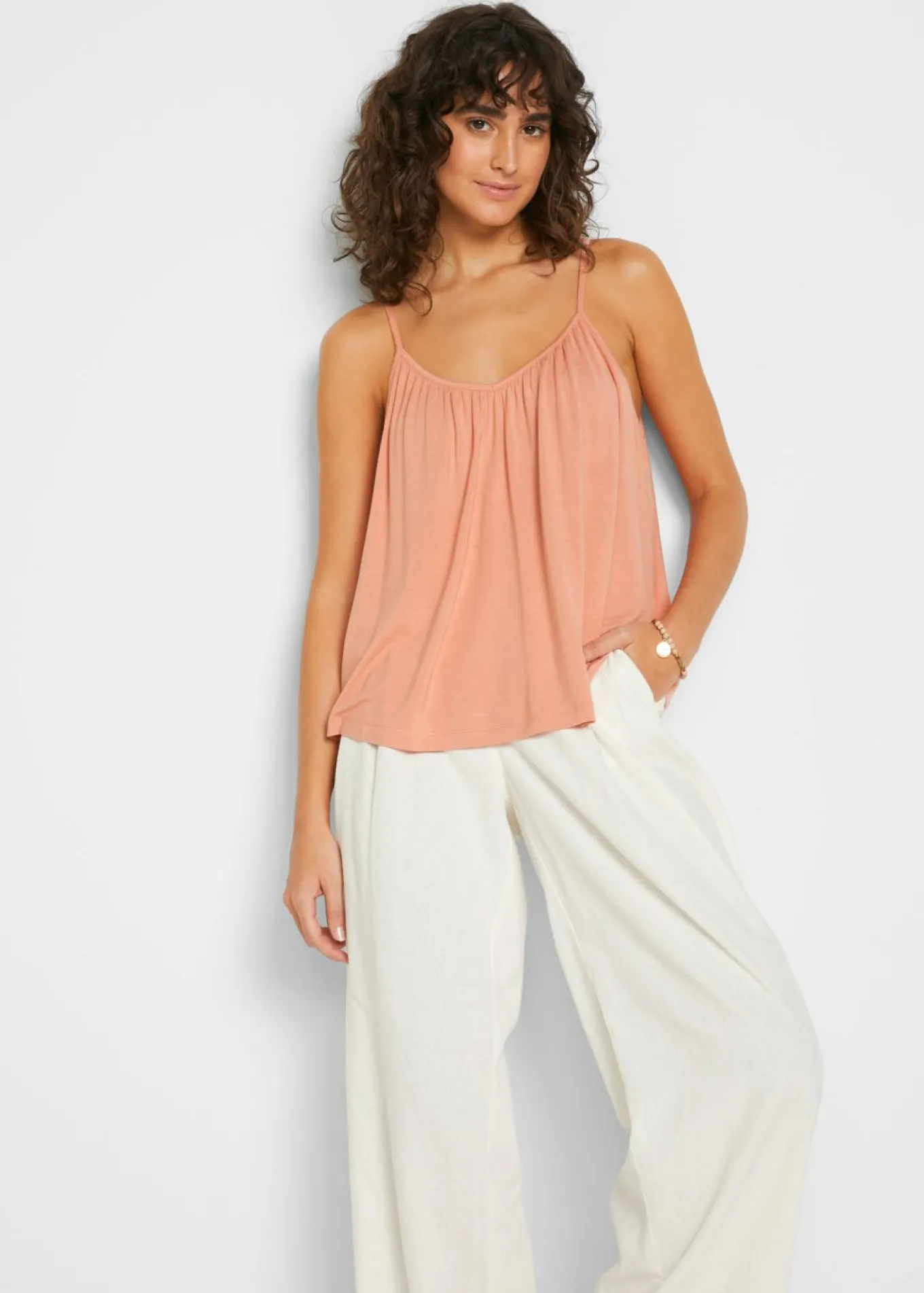 Top de viscosa fluida con tirantes finos