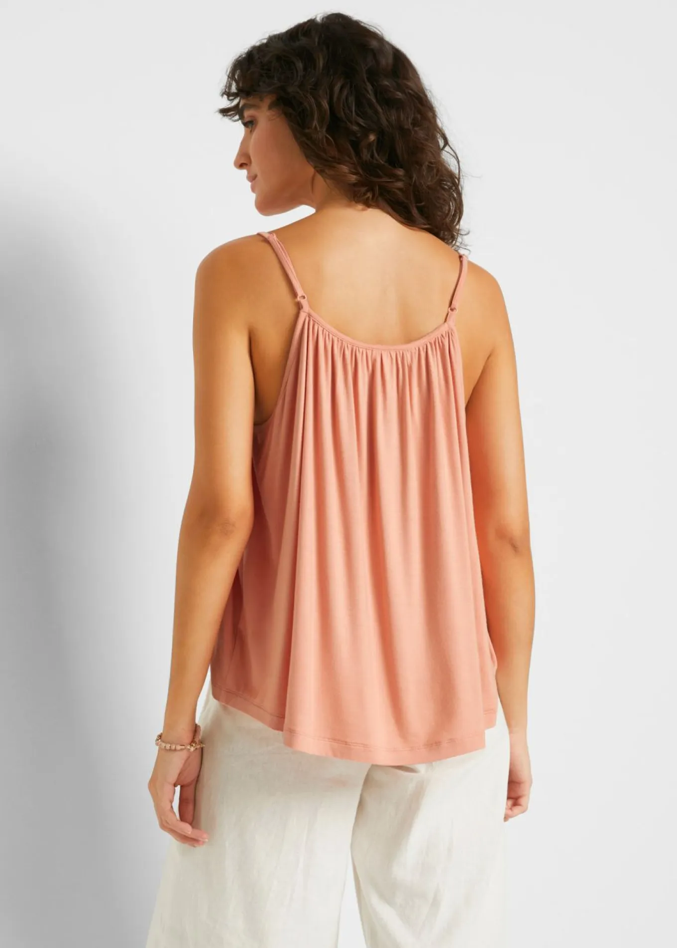 Top de viscosa fluida con tirantes finos