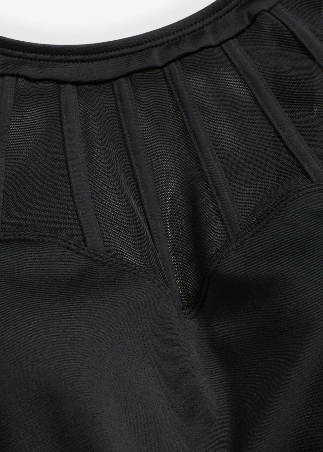 Traje de baño con efecto moldeador medio y malla transparente