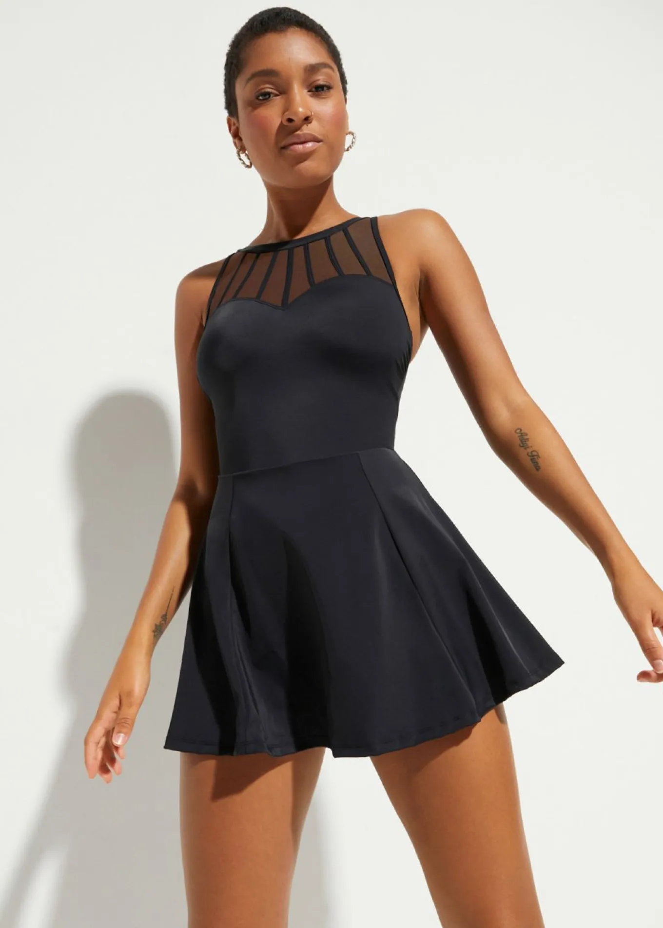 Traje de baño con efecto moldeador medio y malla transparente