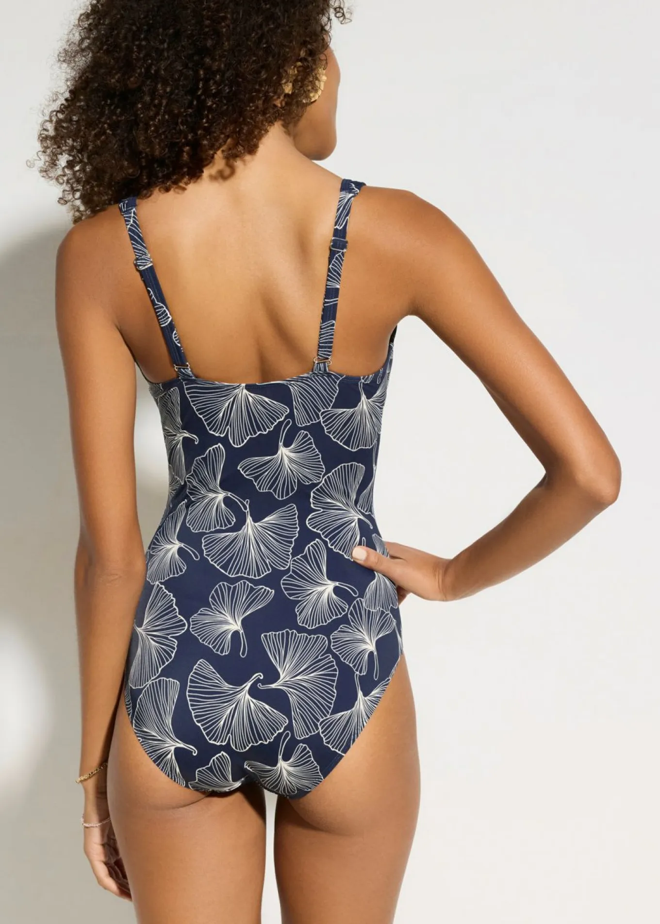 Traje de baño con escote en V