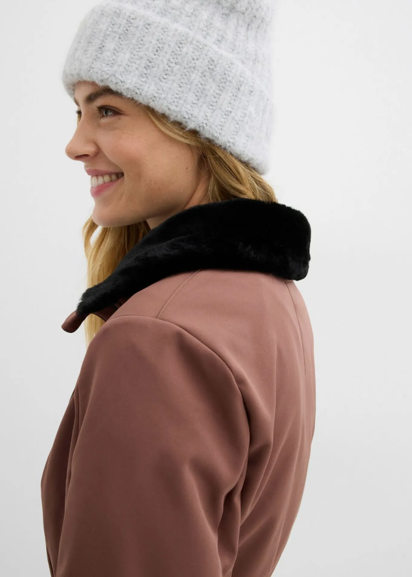 Traje de esquí de softshell con forro cálido y material impermeable