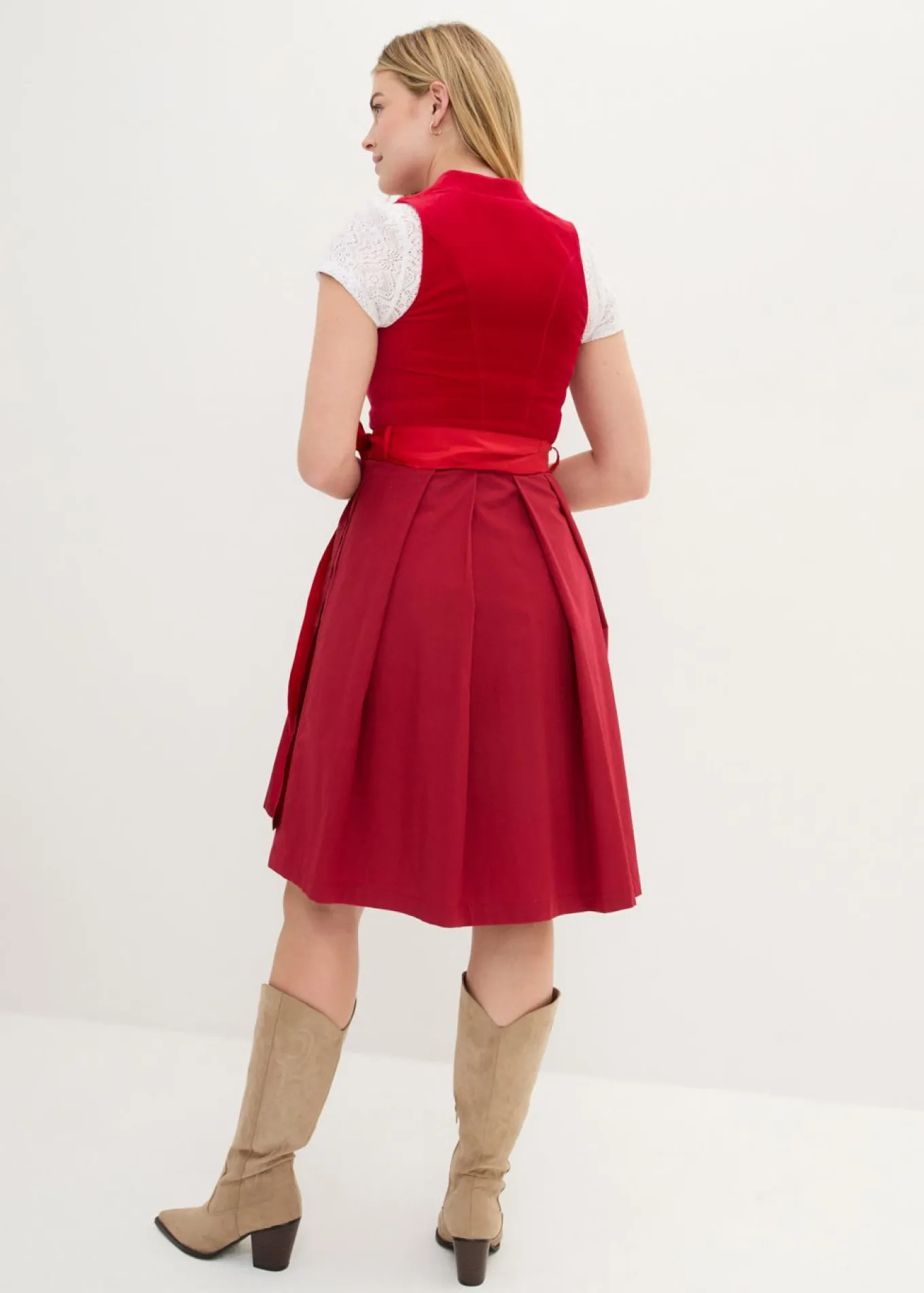 Traje tirolés con corpiño de terciopelo y delantal de satén (2 piezas)
