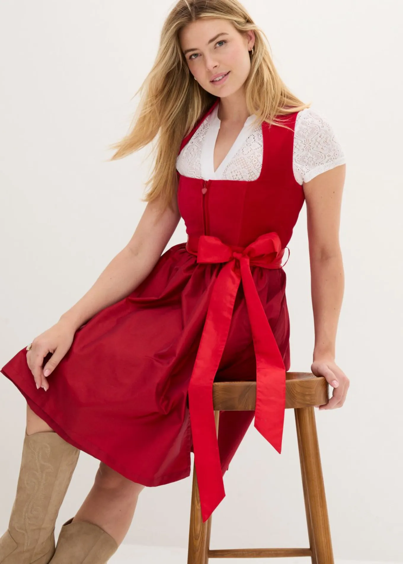 Traje tirolés con corpiño de terciopelo y delantal de satén (2 piezas)
