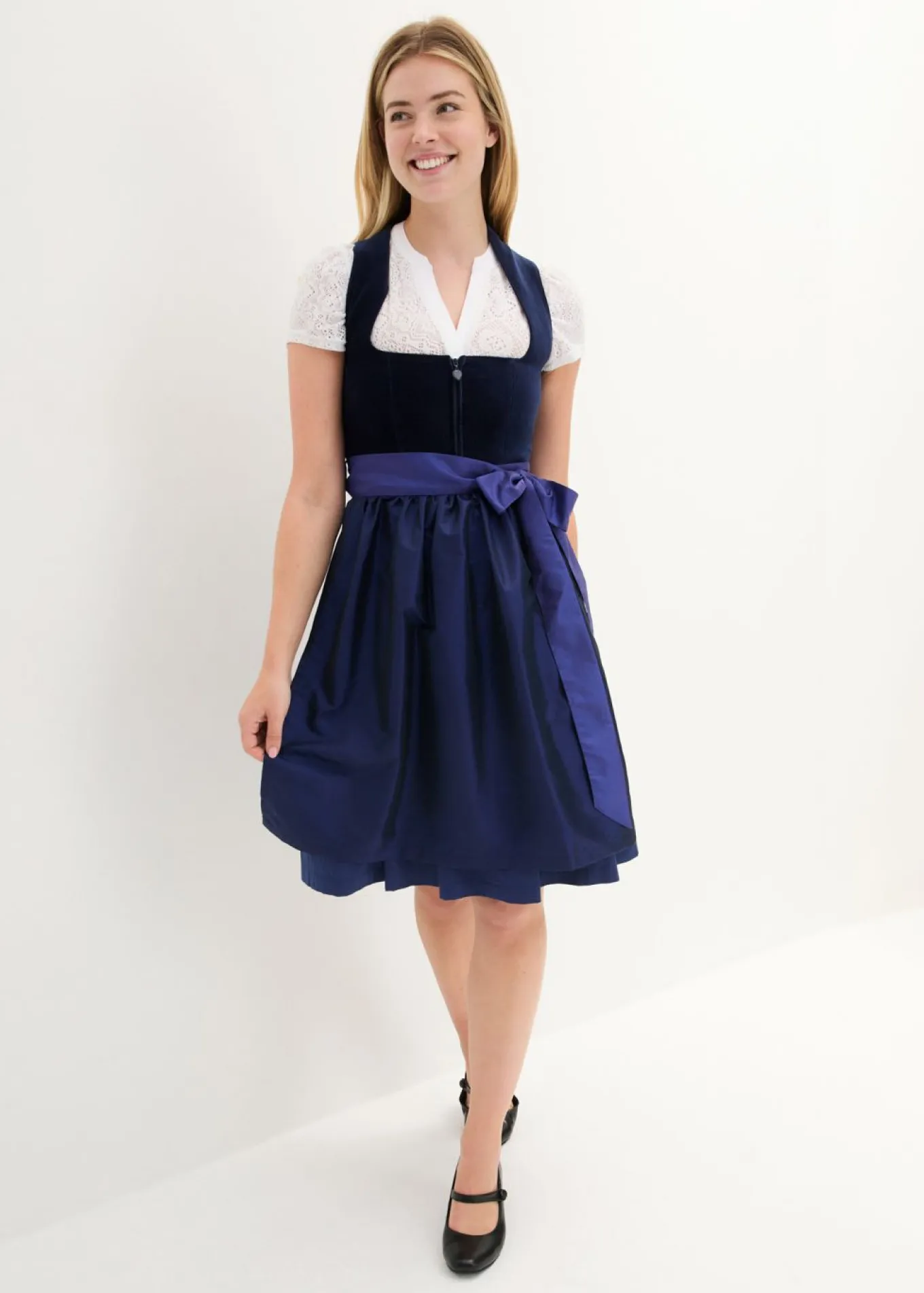 Traje tirolés con corpiño de terciopelo y delantal de satén (2 piezas)