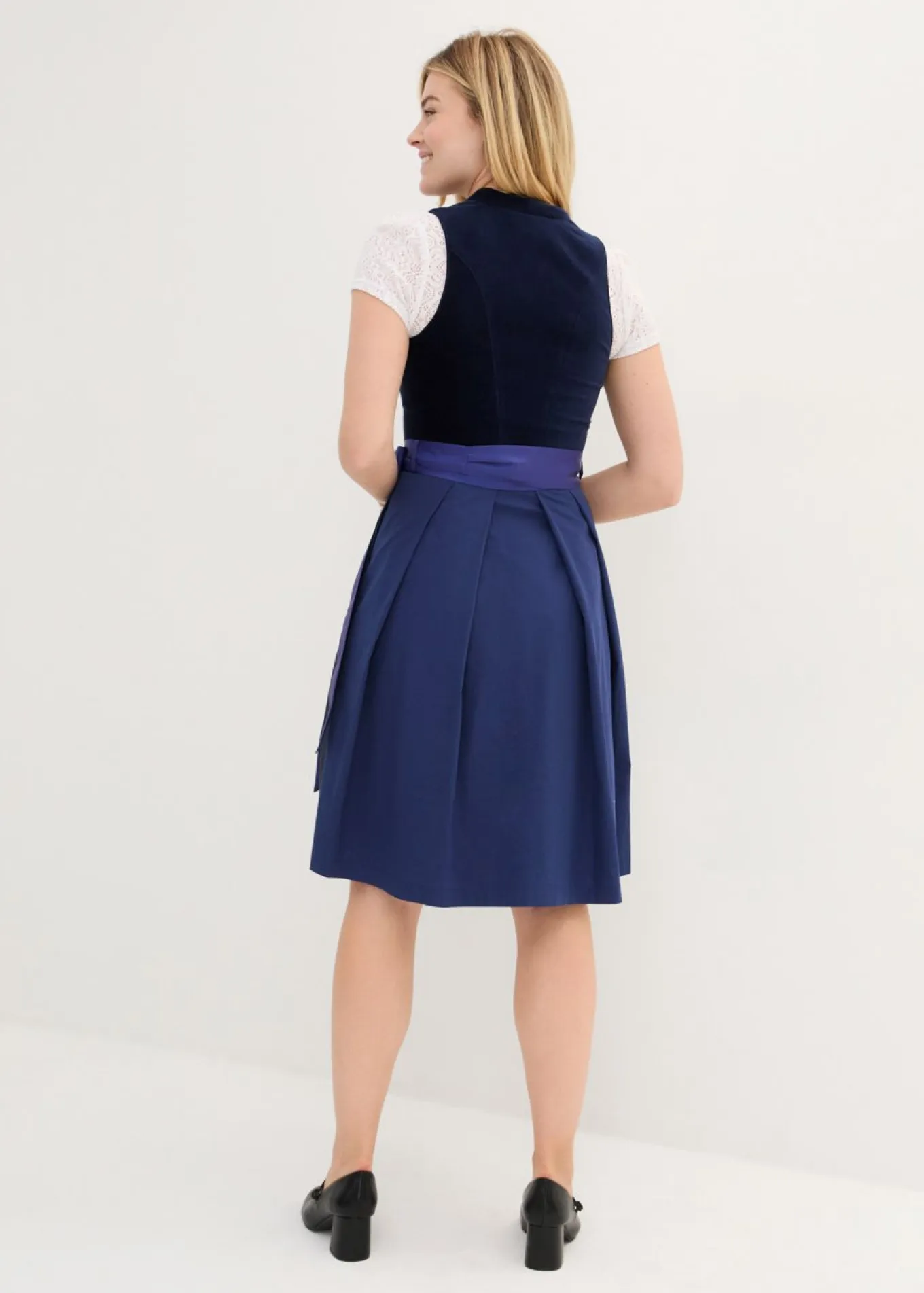 Traje tirolés con corpiño de terciopelo y delantal de satén (2 piezas)