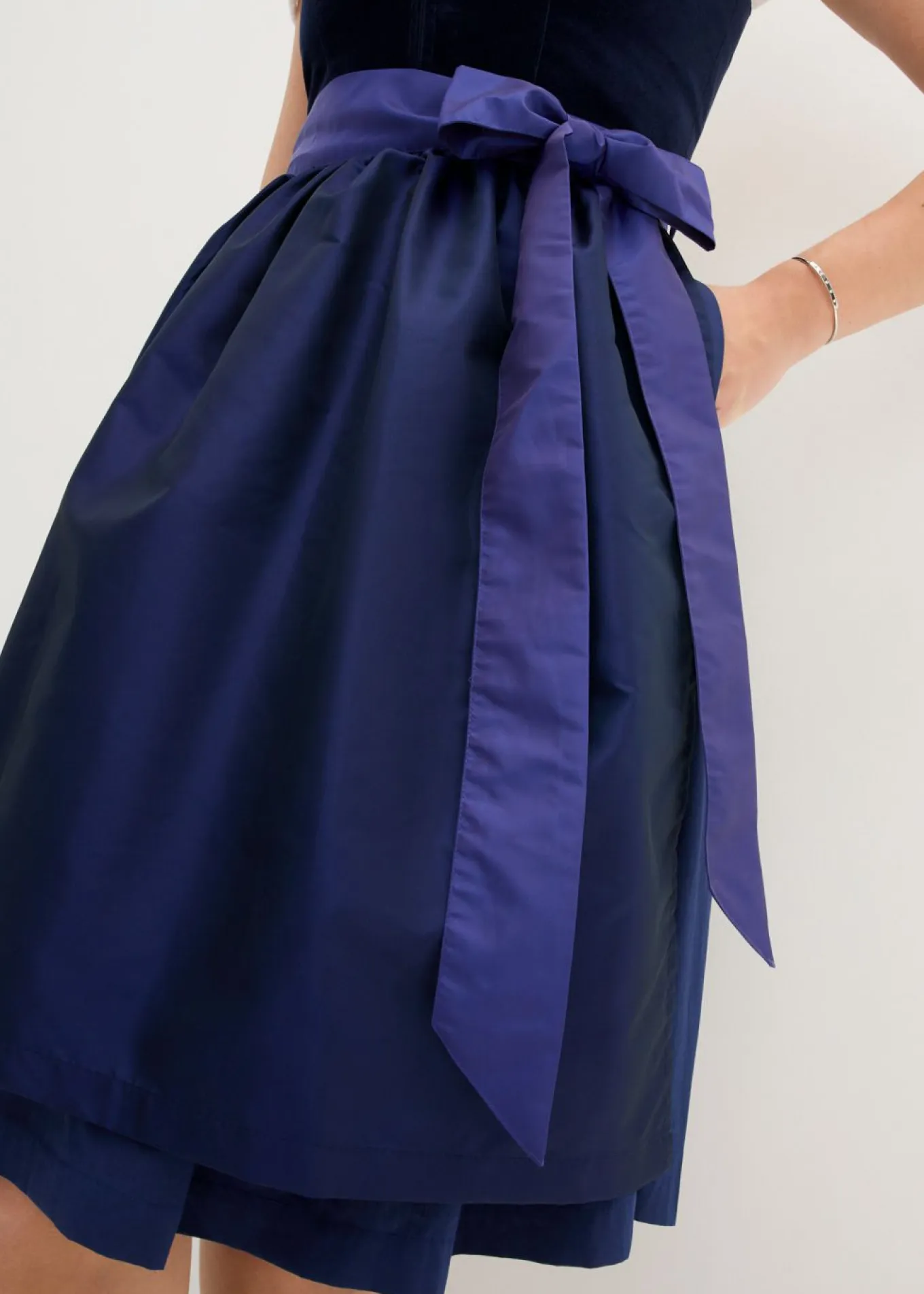 Traje tirolés con corpiño de terciopelo y delantal de satén (2 piezas)