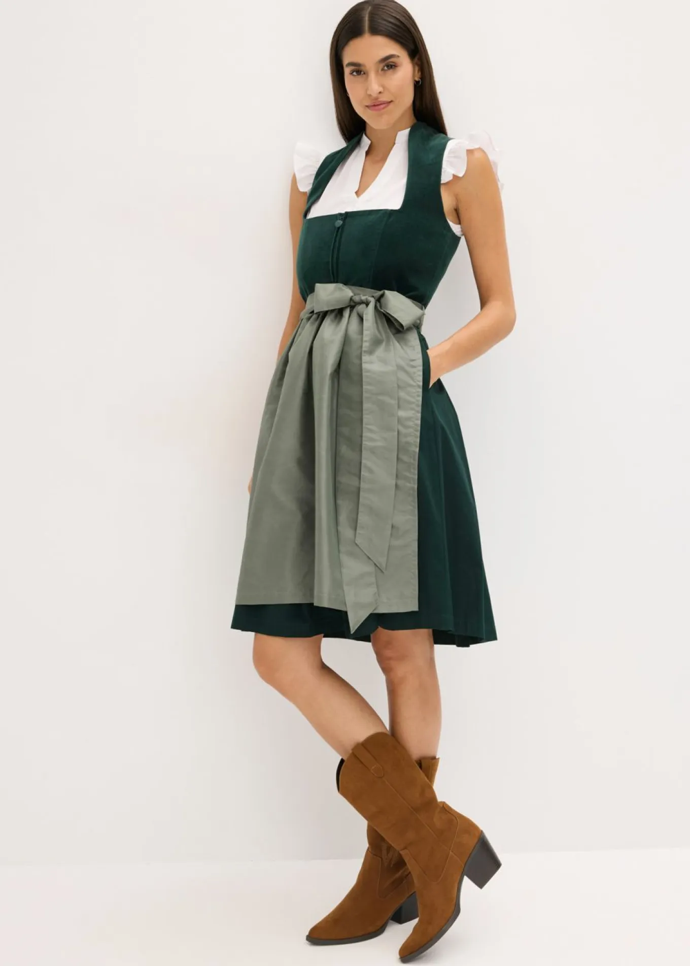 Traje tirolés con corpiño de terciopelo y delantal de satén (2 piezas)