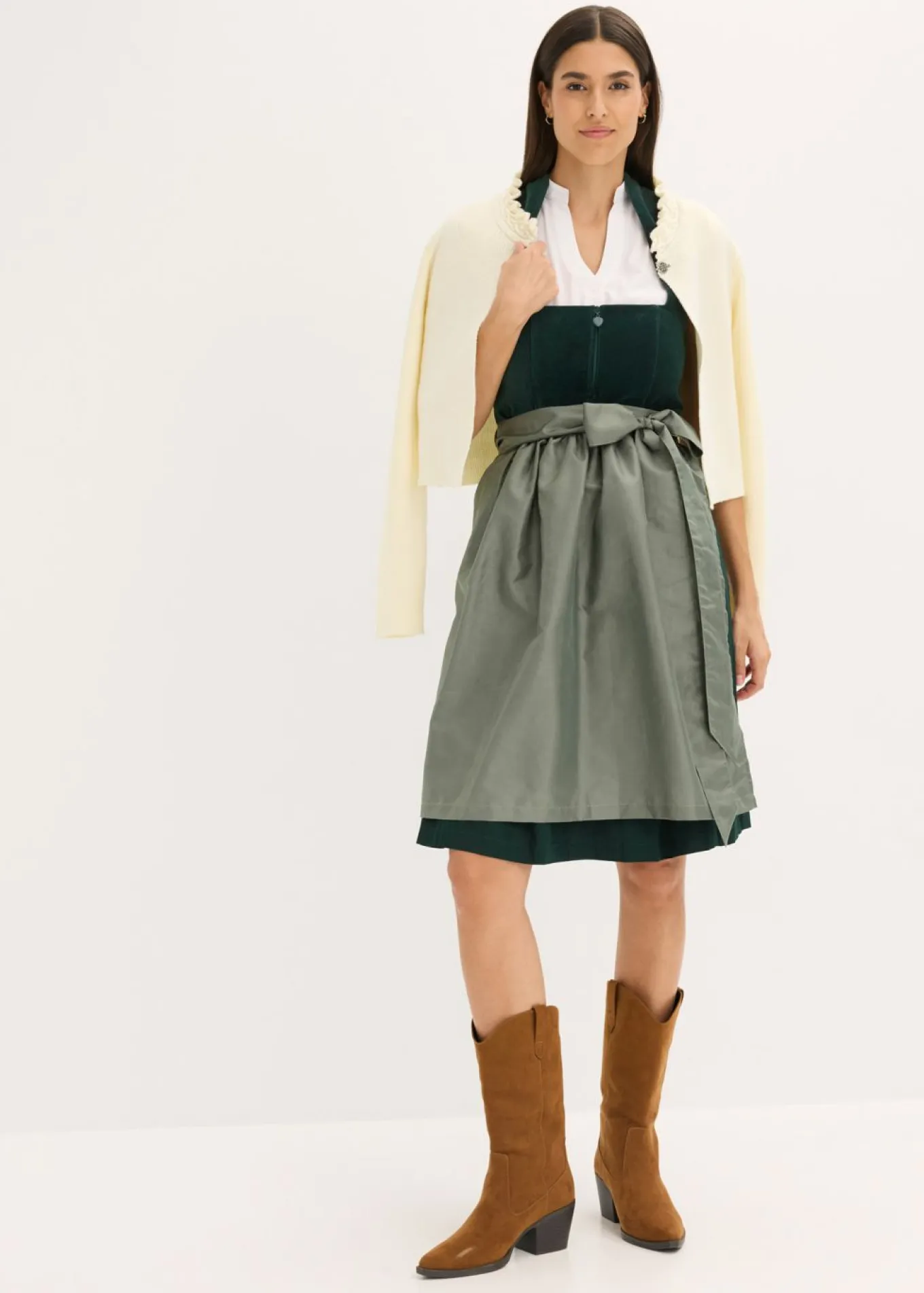 Traje tirolés con corpiño de terciopelo y delantal de satén (2 piezas)