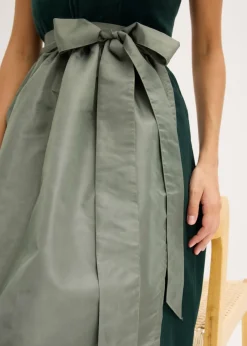 Traje tirolés con corpiño de terciopelo y delantal de satén (2 piezas)
