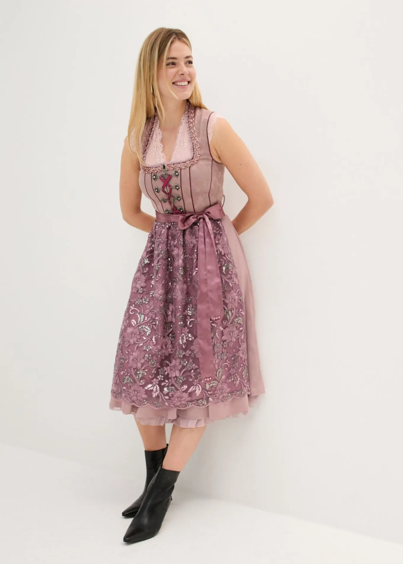Traje tirolés y delantal (2 piezas)