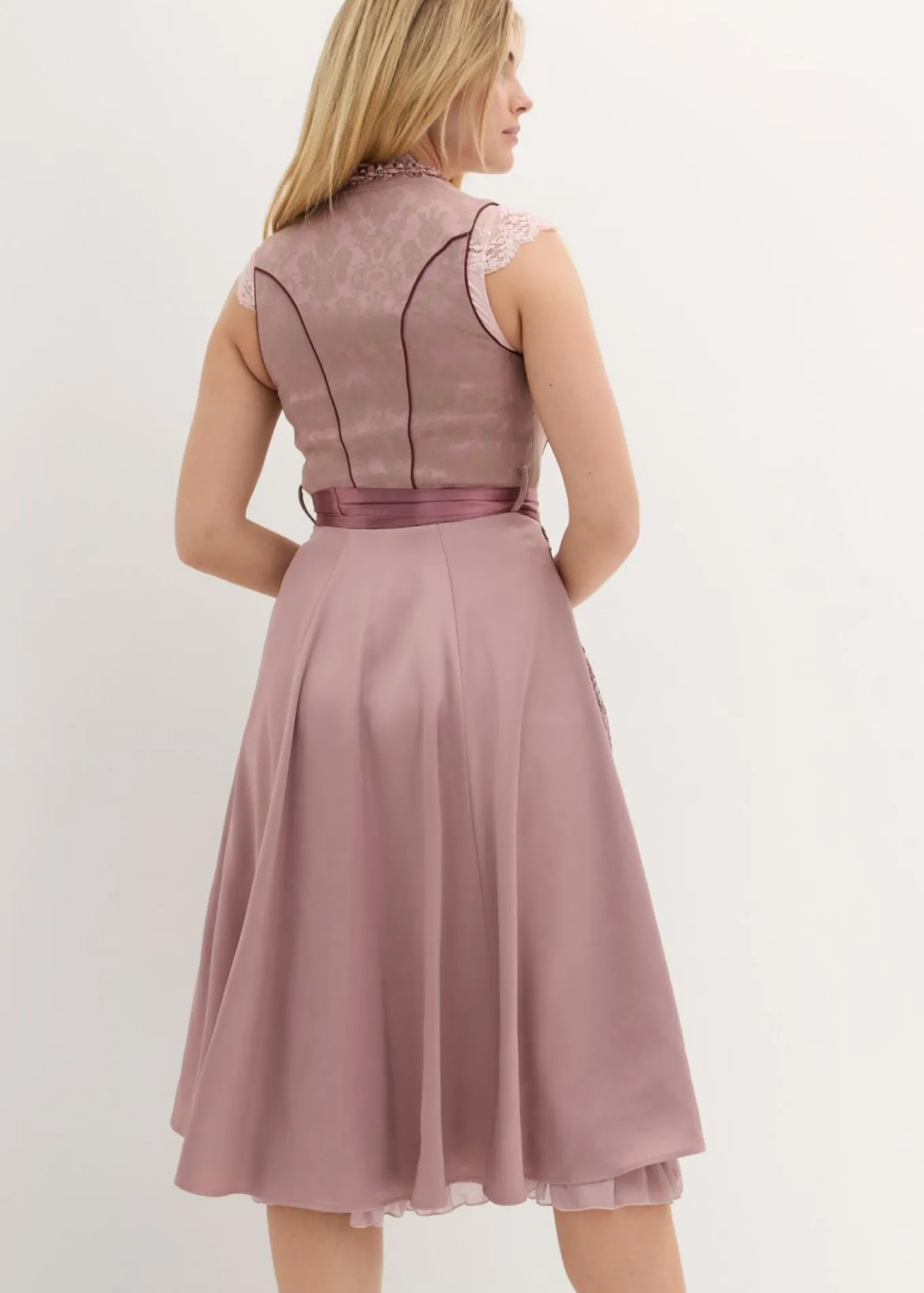 Traje tirolés y delantal (2 piezas)