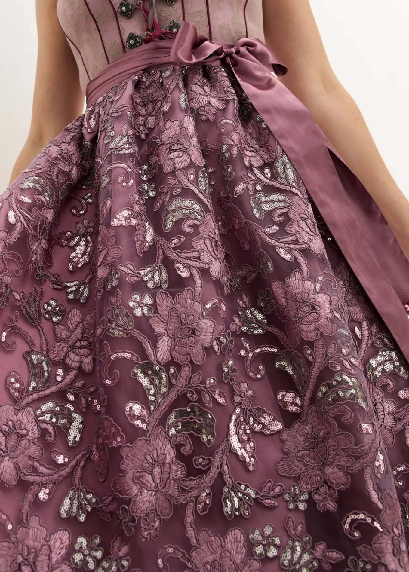 Traje tirolés y delantal (2 piezas)