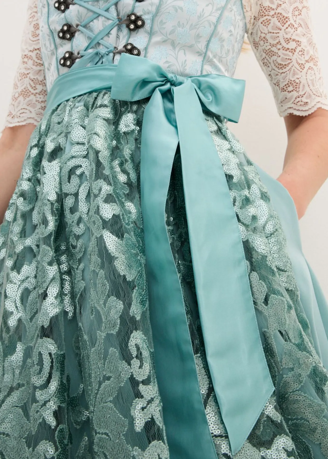 Traje tirolés y delantal (2 piezas)